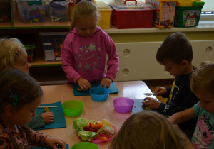 Dzieci z grupy III kroją śliwki do sałatki